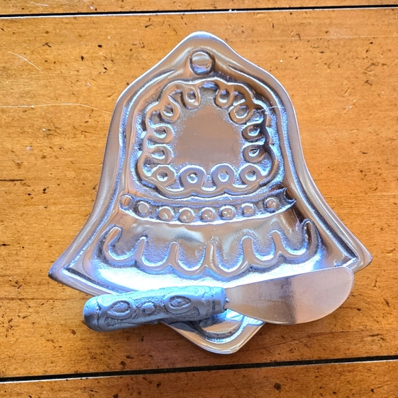 New pewter Christmas plate with spreader. - Picture 1 of 10